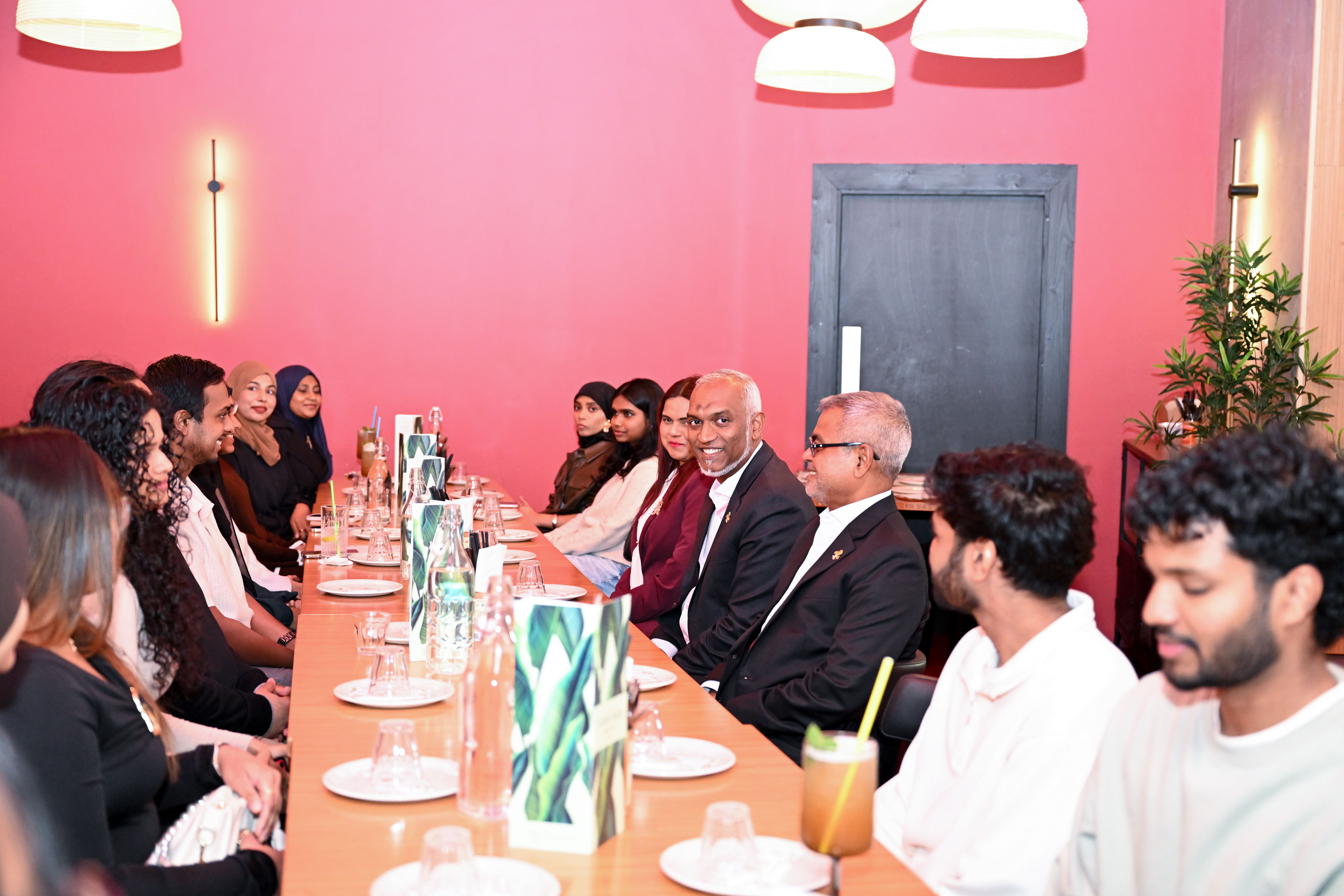 އިނގިރޭސިވިލާތުގައި ކިޔަވާ ދަރިވަރުންނާ ރައީސުލްޖުމްހޫރިއްޔާ ބައްދަލުކުރައްވައިފި